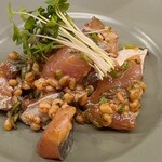小皿ダイニング POND - ②どんちっち鯵のなめろう、麹味噌和え(税込800円？)《推定》
脂ののった真鯵(島根県浜田産)は旨みが強い、更に麹味噌で和えてあり正にお酒のアテです