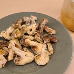 小皿ダイニング POND - ③椎茸のフリット(税込500円)
椎茸のグルタミン酸やイノシン酸といった旨み成分が加熱され、油も加わり良い感じです