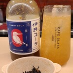 小皿ダイニング POND - お酒①伊良(いよし)コーラ(東京)の麦焼酎ソーダ(税込600円)
お料理①ひじき【お通し】(税込400円？)《推定》
伊良コーラは生薬ぽい味わいのするコーラで、面白い味わい