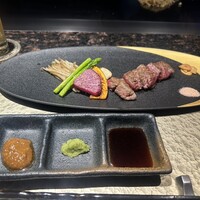 六本木 鉄板焼 ORCA - メインの仙台牛鉄板焼き。タレが3種類