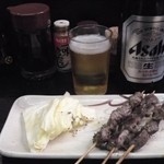 安兵衛 - ビンビール（中ビン）はサッポロ黒ラベルとアサヒスーパードライが選べて450円。ズリ250円