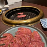肉料理 安田 - 焼いたらこんな感じ。ってやっぱり表現しきれません。