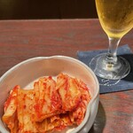肉料理 安田 - この“キムチ”、しっかりとした味わいながら悪戯に辛くない。香辛関係汗ダラダラ男にも非常に優しい。ありがたやー。