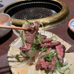 肉料理 安田 - “牛肉のタタキ”。牛肉の旨みがグッと凝縮されています。口に含むと牛肉の香りがババっと広がりその柔らかい食感と共に頬が落ちる感覚ってこれか！と思います。