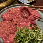 肉料理 安田 - “タンガーリック”。焼肉の立ち上がりはこの一皿です。適度な厚みから食感タップリ。しかしサクサクとして爽やかな噛みごたえ。レモン汁のみで頂きます。