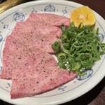 肉料理 安田 - “上カルビ”。こうして比べるとさすがにカルビは脂身が全体に回っています。若い頃はともかく、歳を重ねると年々キツくなるカルビの中でしかしコチラは充分楽しめるありがたい貴重な存在のカルビなんです。