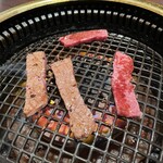 肉料理 安田 - 焼くとこんな感じ。ってよく分かりませんな。噛めばサクッホロッと口の中で解けます。その瞬間に肉の香りが一瞬フワッと立ち上がります。脂身はほとんど感じず極めて上品な味わい。