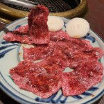 肉料理 安田 - “赤身”。イチボに当たる部位とか。肉の味わいがハッキリ。少々の上品な脂身がコレぞ“王道の焼肉”である事を主張します。ご飯と食べるのを躊躇います。肉だけを堪能したい！