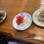 大分ラーメン十八番 - 味変、激辛高菜は勘弁です！普通の高菜(^^)です。油多いかな