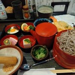 胡麻切りそばと創作串揚げ おおの - はも天・えび天の入った旬菜5品の3色割子そばセット