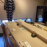 喰い切り鮨 のぶ - カウンターの様子。博多祇園山笠・土井流れの法被が飾られています♪