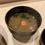 喰い切り鮨 のぶ - セットの椀物・赤だし
