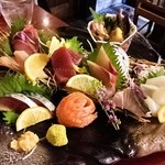 酒肴商店 アジト - お刺身盛り合わせ（たぶん10種くらい）。盛り付けも素晴らしい♪