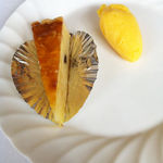 黄桃のシャーベットとアーモンドケーキ