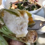 ヨロ研カフェ - 花ズッキーニの中にチーズが入ってます