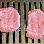 東京焼肉 黒木 - 上タン塩を焼いているところ