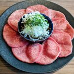 東京焼肉 黒木 - 黒木の葱上タン塩(焼く前)