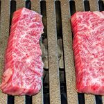 東京焼肉 黒木 - 和牛厚切りハラミを焼いているところ