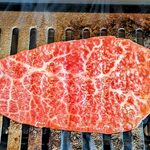 東京焼肉 黒木 - プレミアムロースを焼いているところ