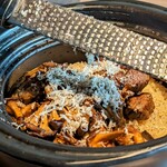 東京焼肉 黒木 - 和牛＆トリュフの土鍋御飯にトリュフをかけているところ