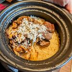 東京焼肉 黒木 - 和牛＆トリュフの土鍋御飯にトリュフをかけたところ