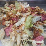 亀とん食堂 - 最初にキャベツの水気が出るまでは、焦げ付くので、よく混ぜ続ける。