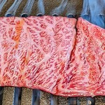 東京焼肉 黒木 - ザブトンの焼きすきのザブトンを焼いているところ