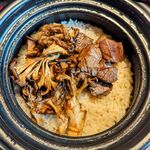 東京焼肉 黒木 - トリュフをかける前の和牛＆トリュフの土鍋御飯