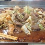 亀とん食堂 - お店に任せて、何度か周りの味噌を絡めては蒸し焼きにする感じ。