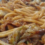亀とん食堂 - うどんの食感は、脂で焼いたのとは違うので、表面ツルツルではありません。うーん、伊勢うどんに近いかな。