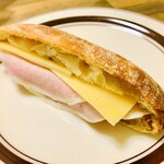 ヨシダベーカリー - ハムとチーズのサンド