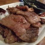 居酒屋 兀突骨 - 佐賀牛の炙り(梅しそダレ、わさび醤油、ニンニク味噌付き)