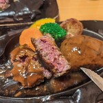 さわやか 沼津学園通り店 - 中はレア　塩で食べるのも好き