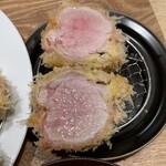 とんかつ成蔵 - 3個目は別皿です。