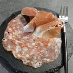 ヴィノスやまざき - 生ハム・サラミ盛り合わせ　500円