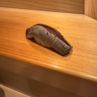 鮨利﨑 青山 - イワシ　骨を断ち切るため切り込みがすごい