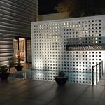 一味真 - 左側のドアが入り口