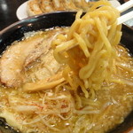 江どめ屋 - 麺は中太麺です