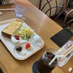 りんご喫茶 - 料理写真:アイスコーヒーとサービスモーニング