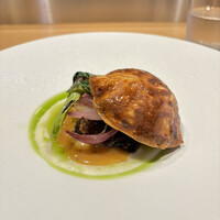 TROIS VISAGES - メイン:和牛コンフィ　空芯菜　パイ