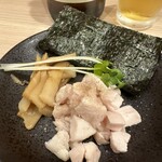 中華蕎麦 一心 - ビールにはおつまみがついていて、チャーシューの細切れに塩をふっているのとメンマと海苔とカイワレです。