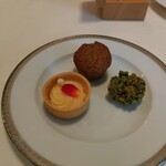 メゾン ド ミュゼ - 左から柚を使ったスイーツ、メープル風味の焼き菓子、抹茶チョコ