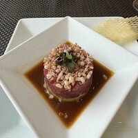 BLT STEAK GINZA - マグロのタルタル、マグロとアボガド、山葵醤油ソースを良く混ぜて頂きました。ステーキが一番の目当てでしたが美味しかったです