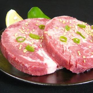 こだわりの特選牛などの多彩なメニューをリーズナブルに楽しむ！