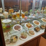 シルビア - 店内に入ってからショーケースがあります