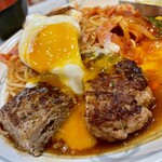 シルビア - 悩んだ挙句、目玉焼きはナポリとハンバーグの両方の上で決壊！