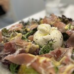 ファカロー ピッツァ ギャラリー - サラダとブッラータチーズも必ず頼むようになった。だって美味しすぎるもの。