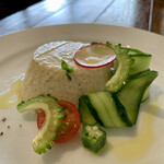 ディアログ - 焼きトウモロコシのババロア　見た目からはわからない。付け合わせの野菜と一緒に食べるとこれも美味。