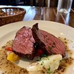ディアログ - 牛さがり肉のステーキ　肉は脂が少な目の部位だが、柔らかくて美味しい。付け合わせのグリル野菜が絶品。