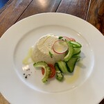 ディアログ - 焼きトウモロコシのババロア　見た目からはわからない。付け合わせの野菜と一緒に食べるとこれも美味